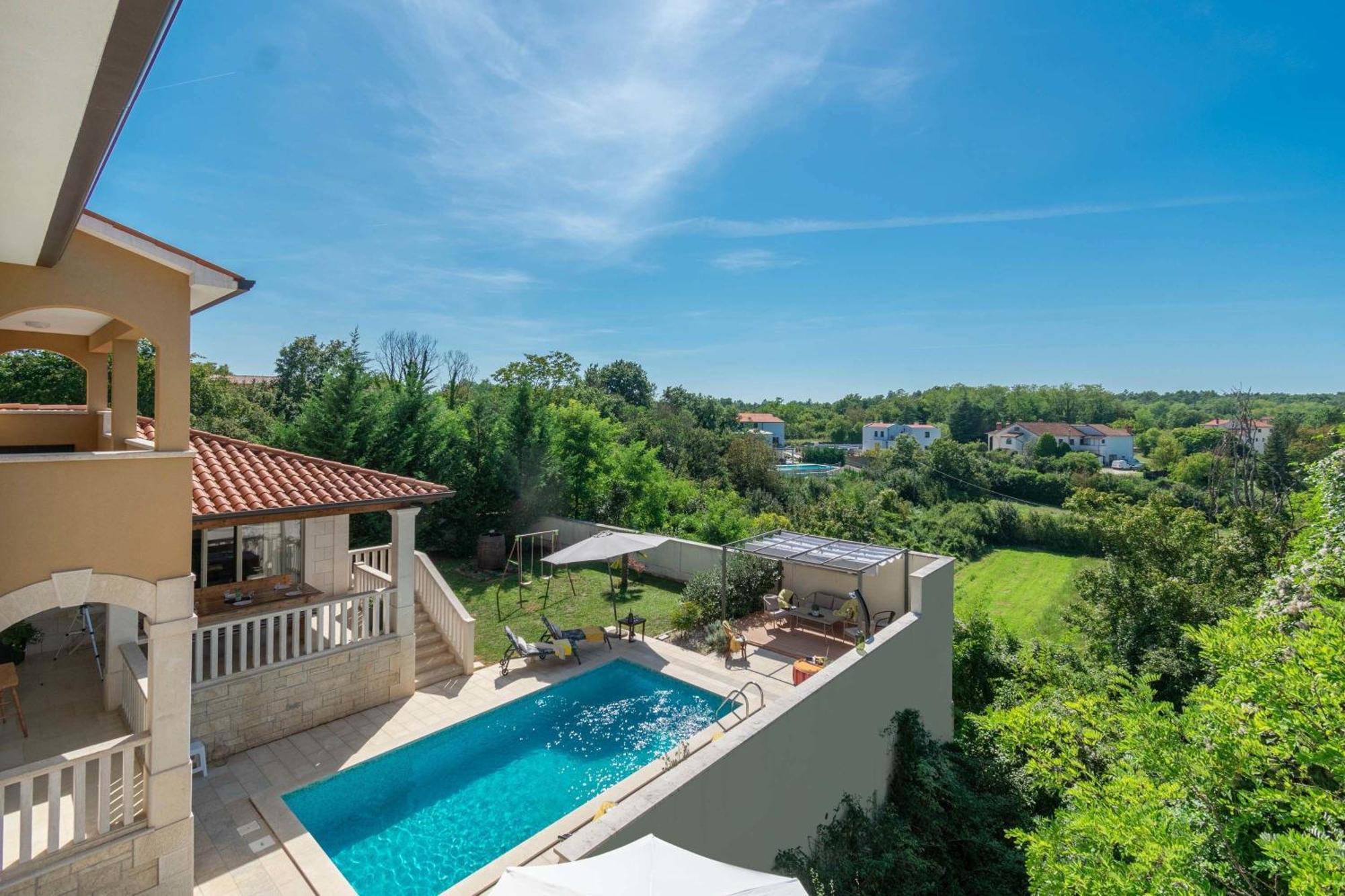 Villa Mit Eingezaeuntem Garten Und Panoramablick Tinjan Exterior foto