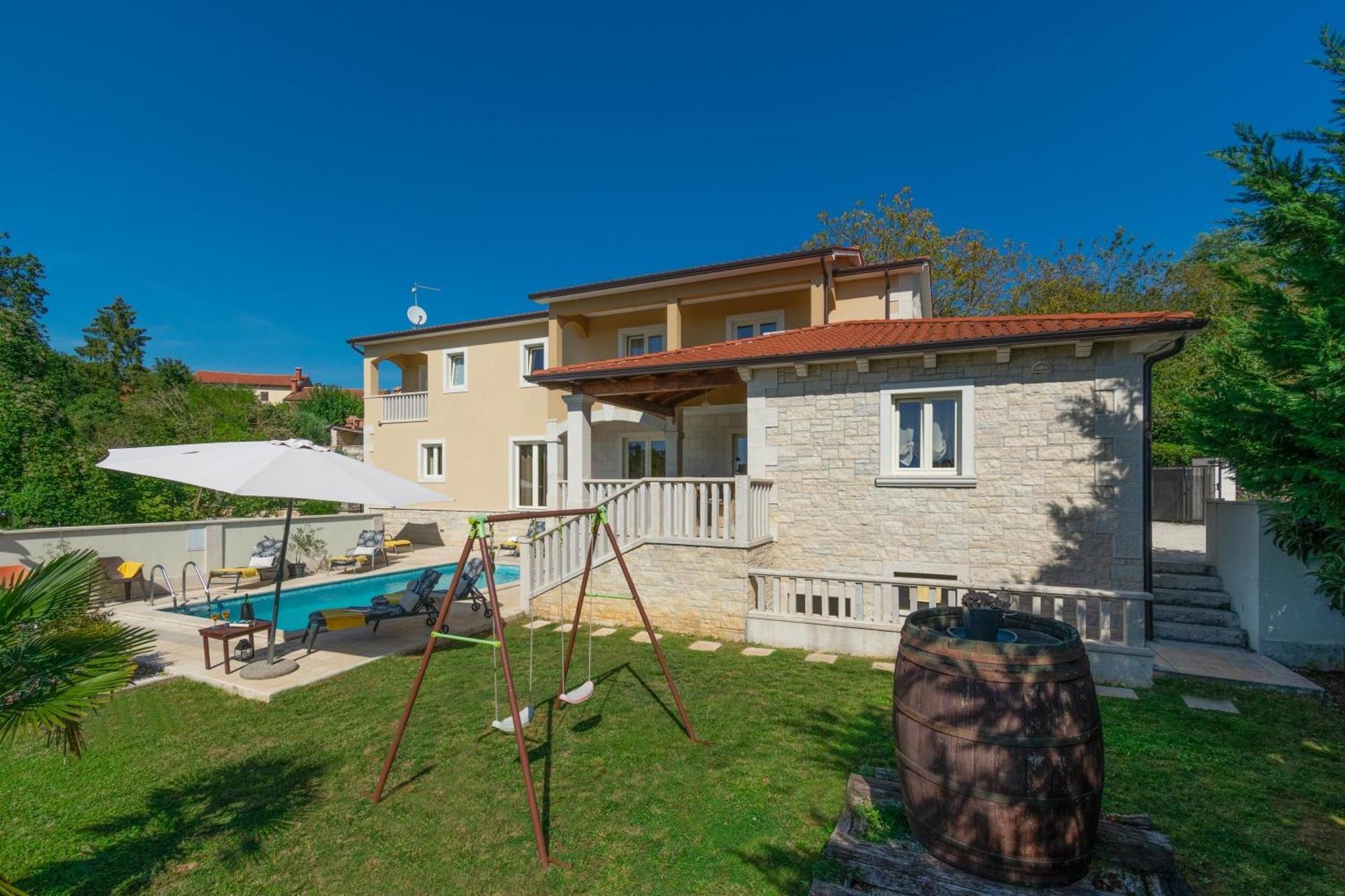 Villa Mit Eingezaeuntem Garten Und Panoramablick Tinjan Exterior foto