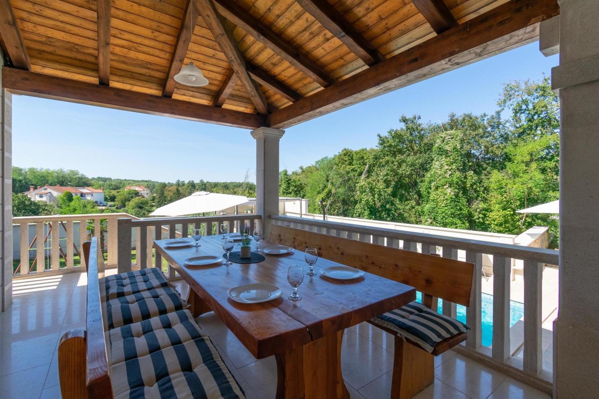 Villa Mit Eingezaeuntem Garten Und Panoramablick Tinjan Exterior foto