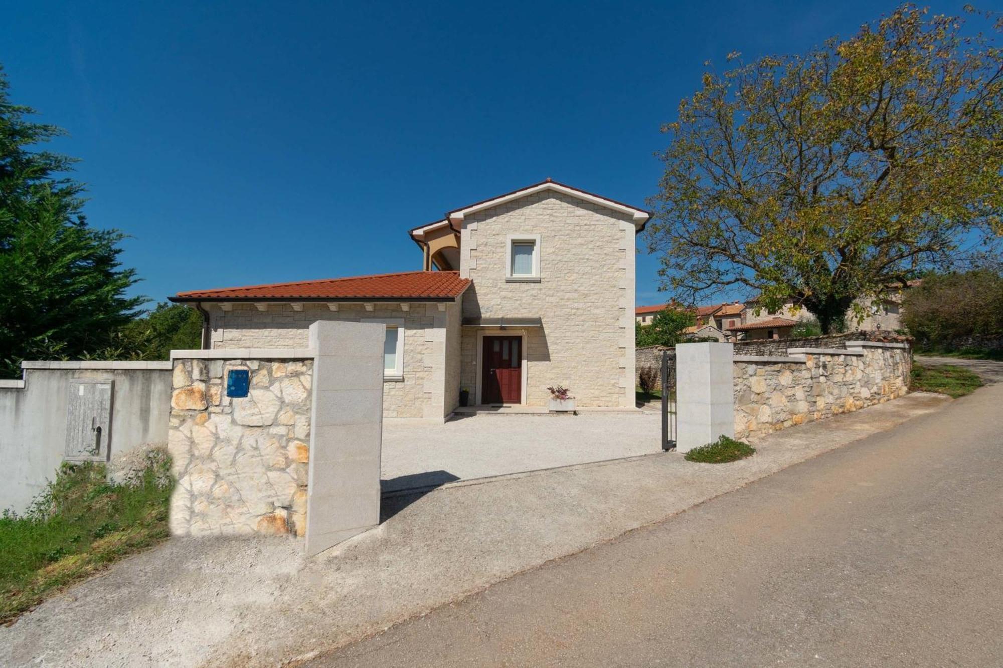 Villa Mit Eingezaeuntem Garten Und Panoramablick Tinjan Exterior foto